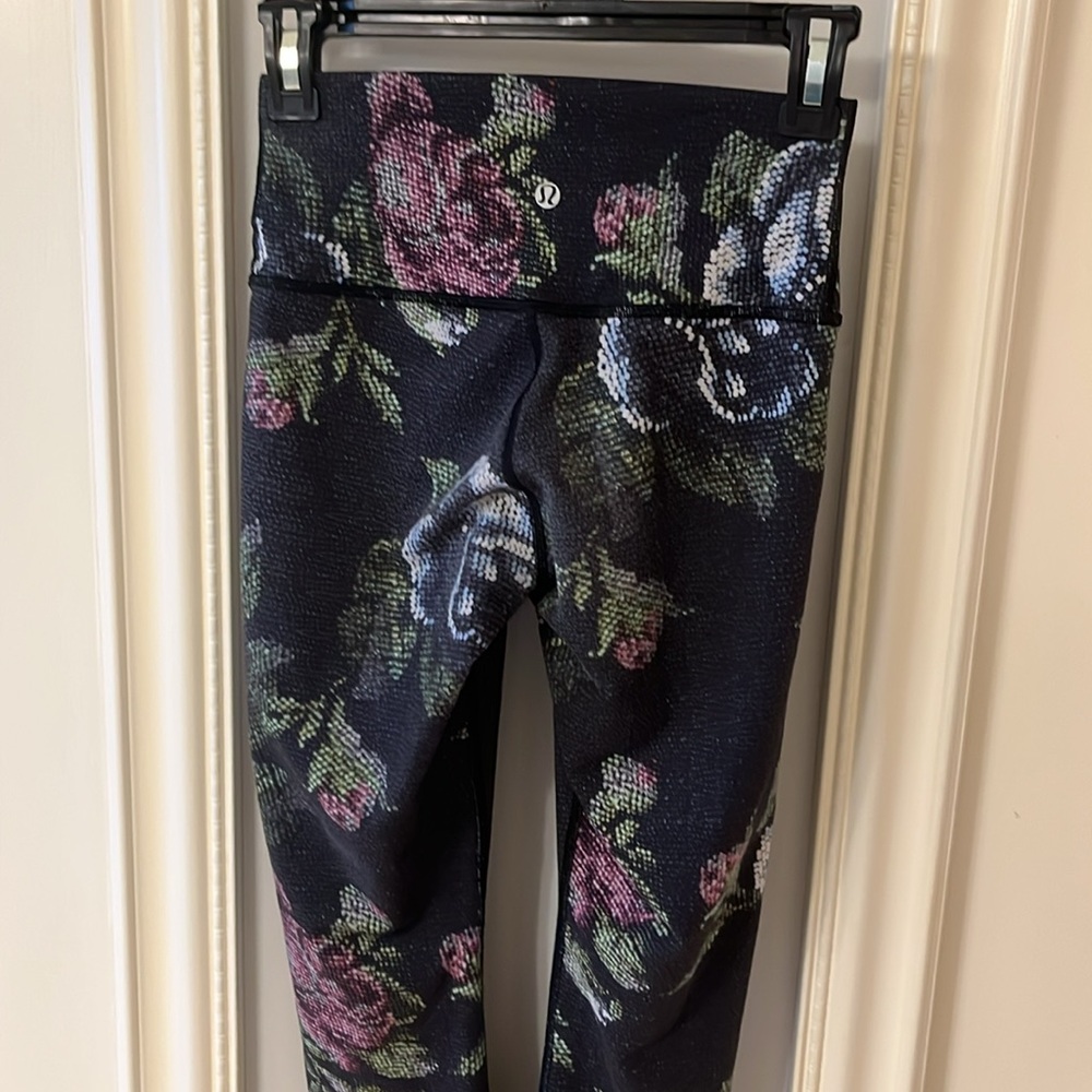LULULEMON WUNDER UNDER TAPESTRY ROSE PATTERN YOGA PANTS SIZE 4